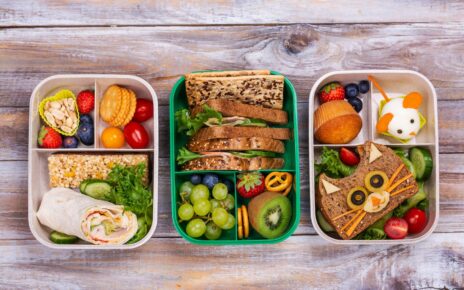 Przygotowane zdrowe posiłki z produktów bio w pudełkach na jedzenie