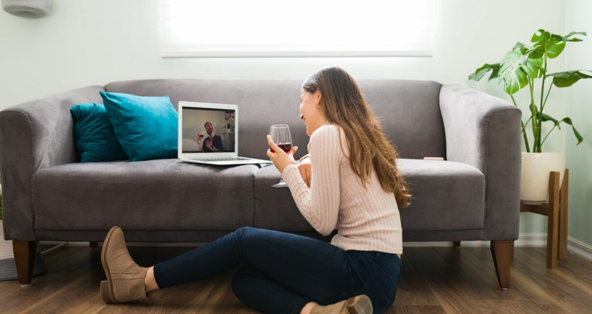 Kobieta w związku na odległość rozmawia na kamerce ze swoim partnerem