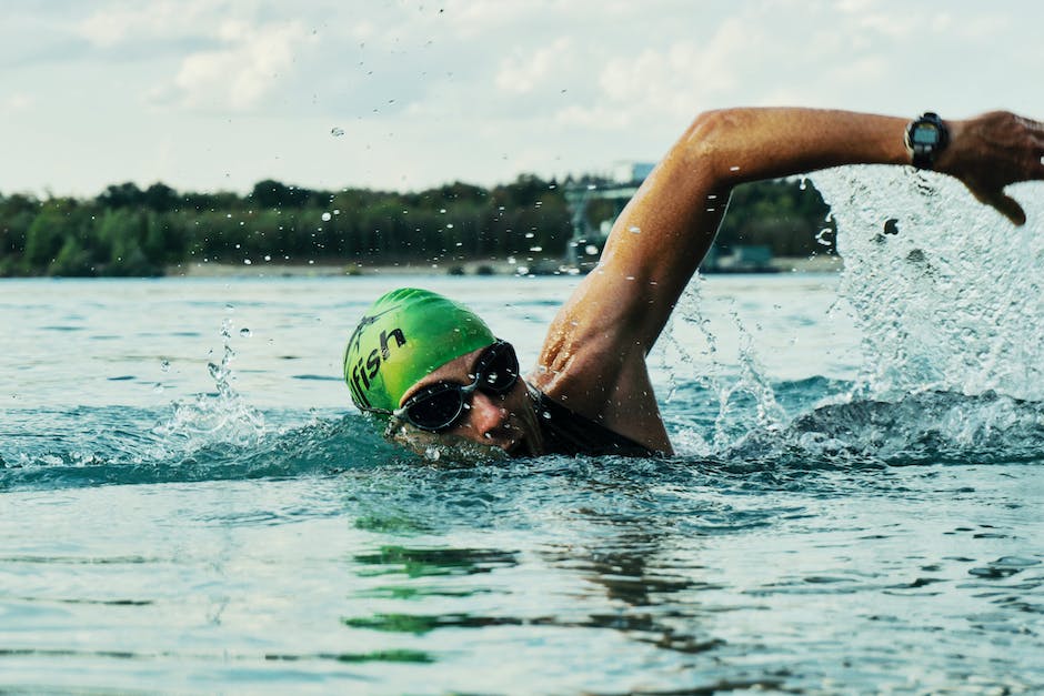 Mężczyzna korzysta z zatyczek do uszu podczas pływania