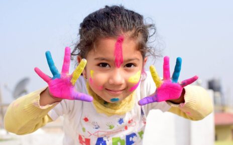 Dziewczynka ma na rękach i na twarzy farbę do malowania