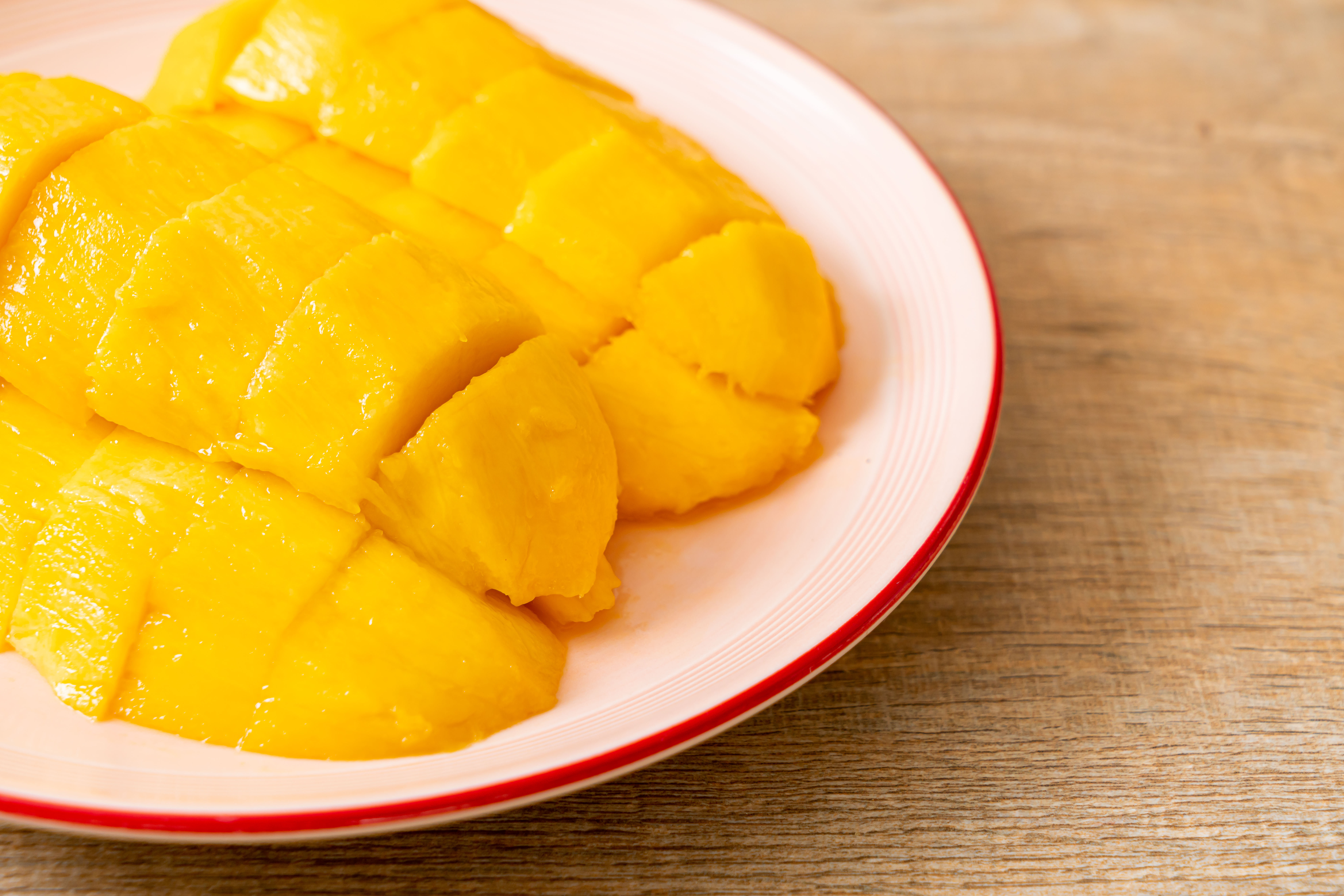 Obrane i pokrojone mango na talerzu