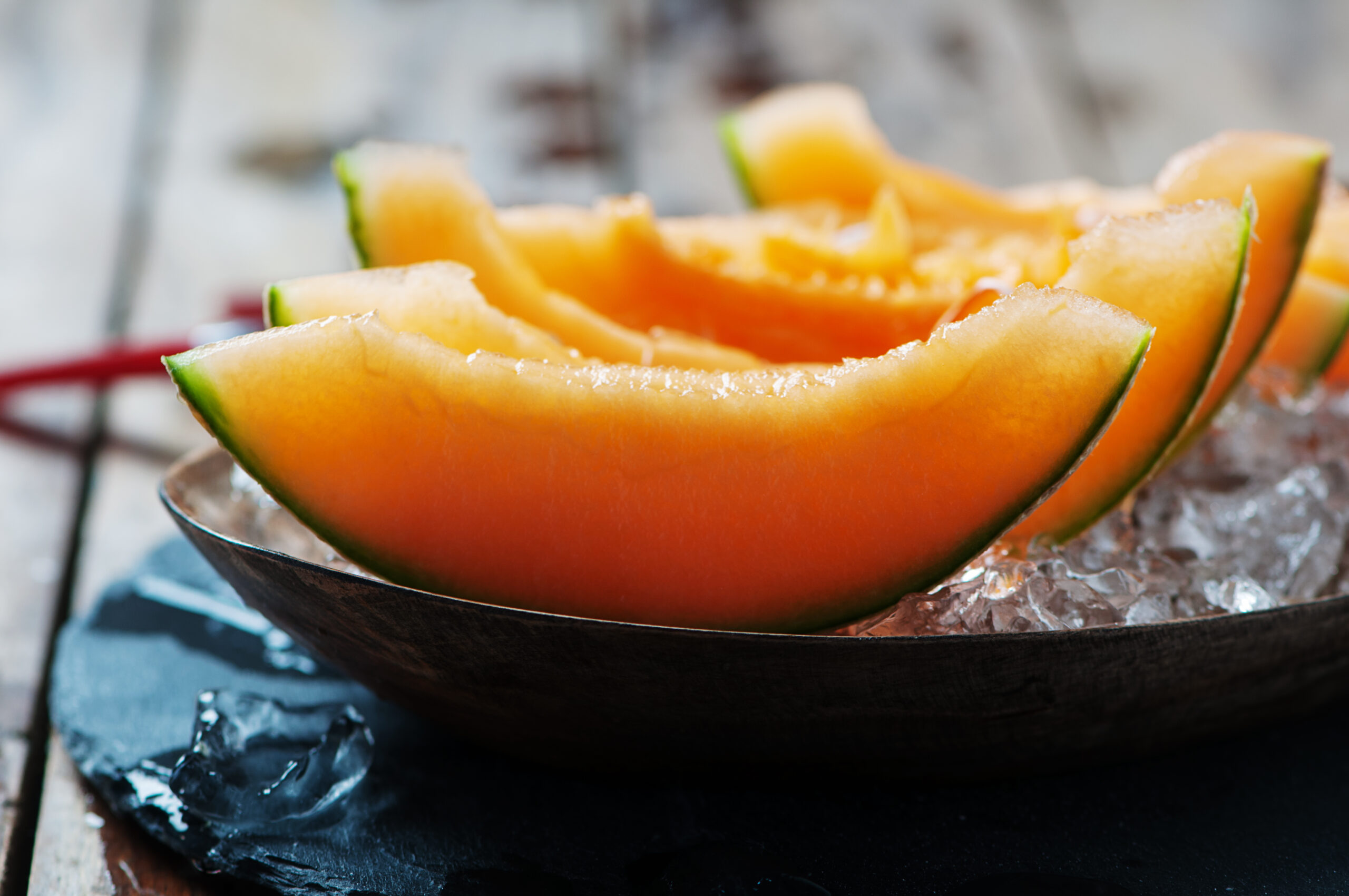 Obrany i pokrojony melon na talerzu