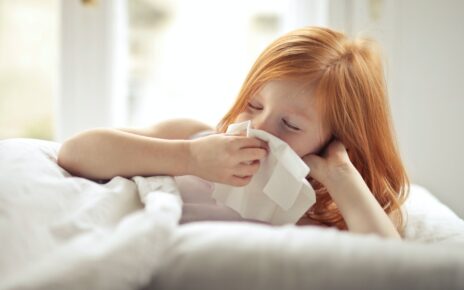Chore dziecko z gorączką leży w łóżku
