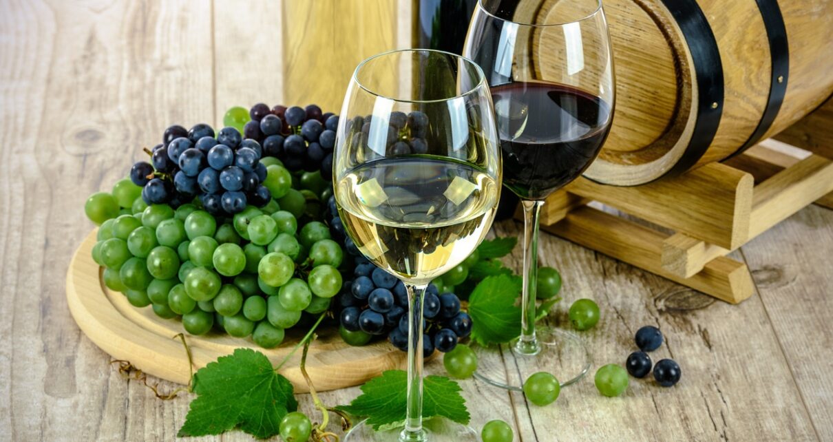 Przekąski do wina i wino w kieliszkach
