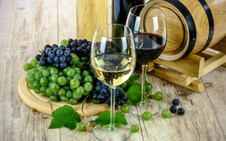 Przekąski do wina i wino w kieliszkach