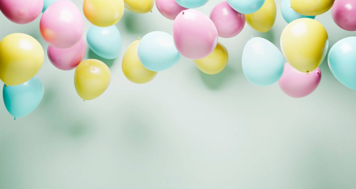 Kolorowe balony wiszą obok siebie
