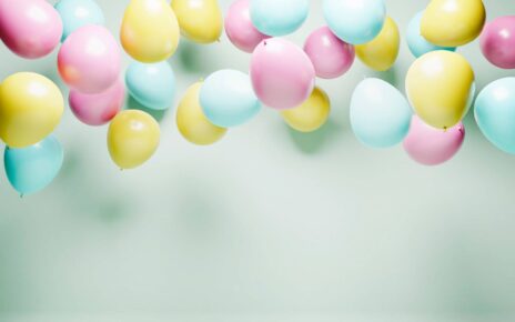 Kolorowe balony wiszą obok siebie