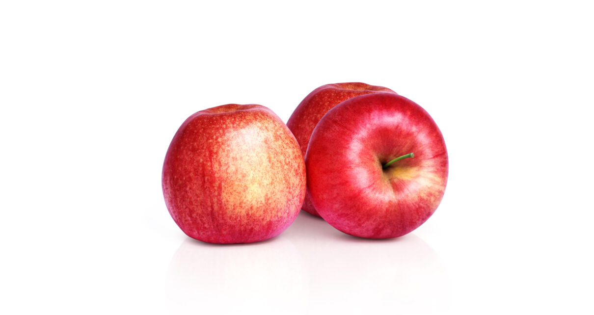 Trzy soczyste, czerwone jabłka ukazane na białym tle prezentują się apetycznie i kusząco. Pełne witamin i składników odżywczych, są idealnym wyborem dla osób ceniących zdrową dietę.