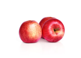 Trzy soczyste, czerwone jabłka ukazane na białym tle prezentują się apetycznie i kusząco. Pełne witamin i składników odżywczych, są idealnym wyborem dla osób ceniących zdrową dietę.