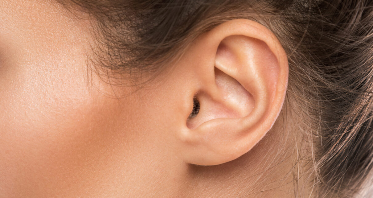 Ten poruszający obrazek przedstawia kobiece ucho, w którym zawarte są szumy, a które jest jednym z objawów szumów usznych. Ucho jest ukazane w bliskim planie, co podkreśla jego ważną rolę w percepcji dźwięku. Szumy wewnętrzne, które są często uciążliwe i nieprzyjemne, są symbolicznie przedstawione jako wirujące linie i punkty, które wpływają na spokój i zdrowie psychiczne. Obrazek skłania do refleksji nad wpływem szumów w uszach na jakość życia oraz podkreśla potrzebę zrozumienia i znalezienia skutecznych metod leczenia i łagodzenia tego schorzenia.