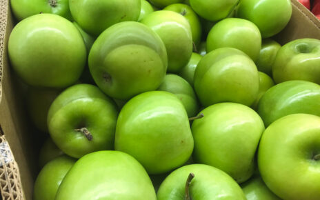 Na załączonym obrazku widoczna jest soczysta zielona odmiana jabłek. Ich jasna skórka, intensywny kolor oraz charakterystyczny smak sprawiają, że są one nie tylko atrakcyjne wizualnie, lecz także bogate w składniki odżywcze, takie jak witaminy, minerały i przeciwutleniacze, które wspierają zdrowie i dobre samopoczucie.