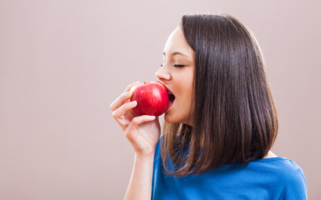 Kobieta jedząca jabłko przed snem