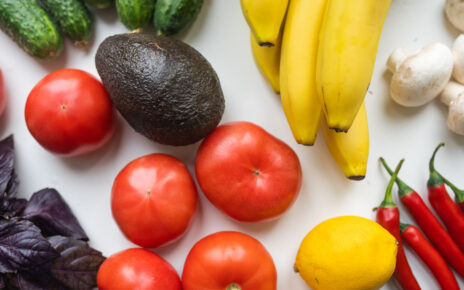 Na tym obrazku widzimy zgrupowanie różnorodnych, kolorowych warzyw i owoców ułożonych na białym tle. Wśród nich znajdują się między innymi marchewki, brokuły, pomidory, truskawki i banany. Kolorowy i różnorodny wygląd warzyw i owoców na tym obrazku odzwierciedla różnorodność składników odżywczych, jakie one zawierają - witaminy, minerały, błonnik i inne składniki, które są ważne dla zdrowego odżywiania. Obrazek ten może służyć jako inspiracja dla osób, które chcą wprowadzić więcej warzyw i owoców do swojej diety, a także przypominać o korzyściach zdrowotnych wynikających z ich spożywania. Obrazek ten ma na celu zachęcenie do zdrowego odżywiania i promowanie różnorodności składników, jakie powinny znaleźć się w diecie każdego człowieka.
