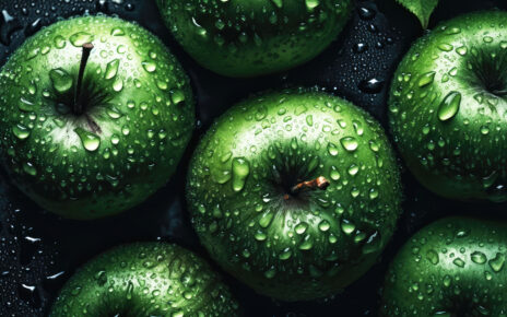Na przedstawionej grafice można zobaczyć zielone jabłka skropione wodą. Na pierwszy rzut oka widać, że są to bardzo soczyste owoce, które zachęcają do skosztowania. Woda na powierzchni jabłek symbolizuje świeżość i naturalność, co podkreśla wartości odżywcze tych owoców. Obrazek ten jest doskonałym przykładem, jak zielone jabłka są pysznym i zdrowym przysmakiem, który można wykorzystać w wielu różnych potrawach, a także spożywać samodzielnie jako zdrową przekąskę.