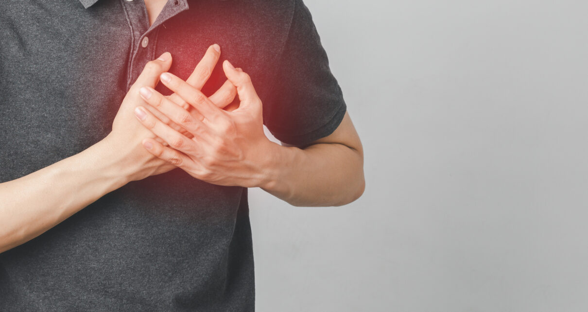 Obrazek przedstawia mężczyznę, który trzyma się za bolącą klatkę piersiową. Wyraźnie widać, że odczuwa on silny ból, który uniemożliwia mu swobodne poruszanie się. Może to być objaw zapalenia mięśni klatki piersiowej lub innej choroby, wymagającej pilnej interwencji medycznej.