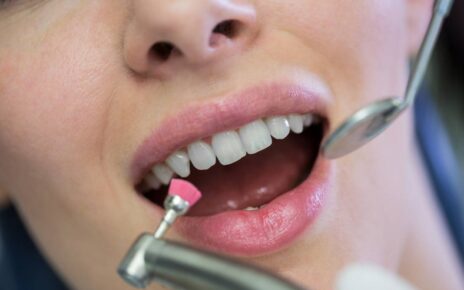 Kobieta sprawdza swoje zęby u stomatologa