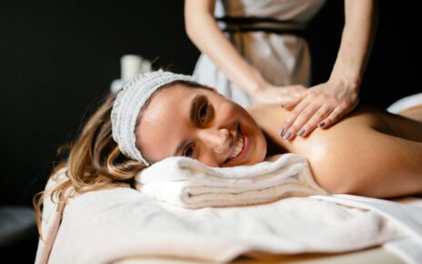 Kobieta na innowacyjnym masażu