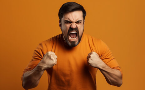 Na tym obrazku widzimy agresywnego mężczyznę, który cierpi na chorobę psychiczną. Jego wyraz twarzy oraz gesty wskazują na silne napięcie i agresję. Przedstawienie tej postaci ukazuje trudności związane z chorobami psychicznymi i ich wpływ na zachowanie jednostki