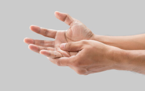Przedstawione zdjęcie ukazuje ręce osoby z chorobą dłoni na białym tle. Na zdjęciu widać charakterystyczne objawy choroby, takie jak zaczerwienienia, obrzęki, a także ewentualne zmiany skórne. Obrazek ma na celu zobrazowanie choroby dłoni i ukazanie jej objawów, co może pomóc w rozpoznaniu choroby oraz podjęciu odpowiedniego leczenia