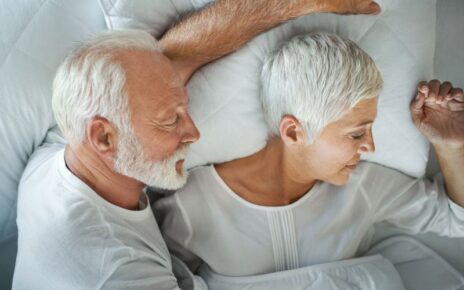 Starsze małżeństwo wygodnie śpią