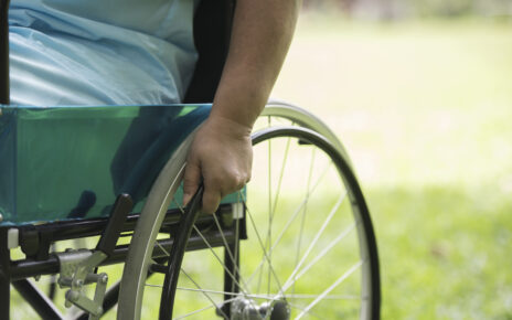 Na tym poruszającym obrazku widzimy wózek inwalidzki, który symbolizuje ograniczenia związane z niepełnosprawnością. Wózek jest pustym miejscem, co może sugerować brak osoby, ale jednocześnie przekazuje silne przesłanie o potrzebie dostępności i wsparcia dla osób z niepełnosprawnościami. Obrazek skłania do refleksji na temat równego traktowania, akceptacji i tworzenia barier architektonicznych dla osób z ograniczeniami ruchowymi