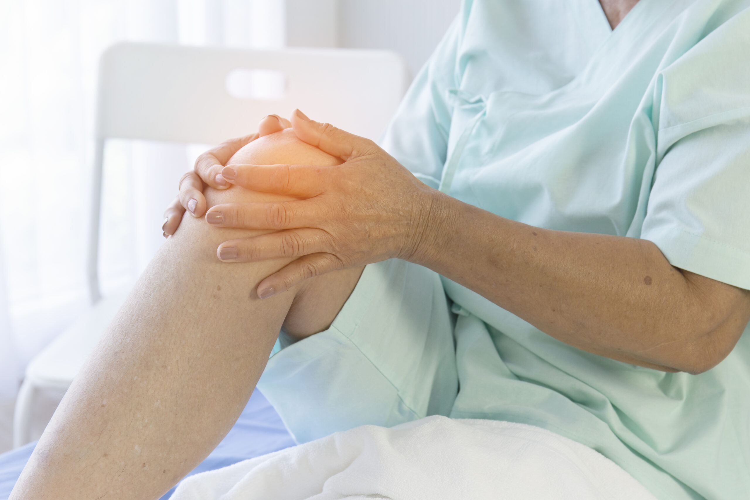 Na zdjęciu widać kobietę, która cierpi na osteoporozę i ma ból kolana. Osteoporoza powoduje osłabienie kości, co zwiększa ryzyko urazów i kontuzji. Ból kolana może być jednym z objawów osteoporozy i wymagać specjalistycznej opieki i leczenia. Zdjęcie to może stanowić inspirację dla osób cierpiących na osteoporozę, aby szukać pomocy medycznej i podjąć odpowiednie kroki w celu złagodzenia bólu i poprawy jakości życia.