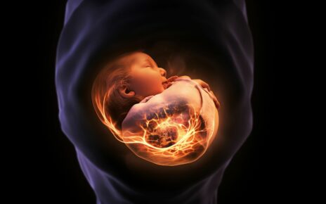 Na tym poruszającym obrazku możemy zobaczyć płód dziecka delikatnie umieszczony w brzuchu matki. Jego maleńkie ciało jest otoczone ciepłem i ochroną macicy. To piękne zdjęcie ukazuje niesamowitą więź między matką a nienarodzonym dzieckiem oraz przypomina o cudzie życia rozwijającego się wewnątrz