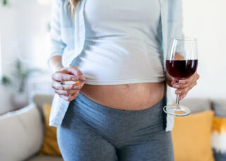 Na tym kontrowersyjnym obrazku widzimy kobietę w ciąży trzymającą kieliszek wina w swojej dłoni. Przedstawienie to wywołuje pytania dotyczące zdrowego stylu życia w ciąży i potencjalnego ryzyka spożycia alkoholu dla rozwijającego się płodu. Obrazek ten stanowi przypomnienie o konieczności świadomego podejścia do zdrowia w ciąży oraz podejmowania odpowiedzialnych decyzji, mających na celu dobrze­biegający rozwój dziecka