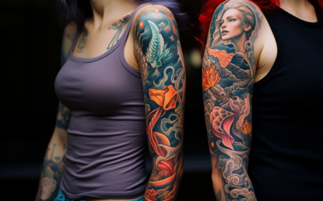 Tatuaż w formie rękawu, który zdobi ramiona dwóch kobiet, jest prawdziwym dziełem sztuki inspirowanym motywem morskim. Na pierwszy rzut oka zauważalne są elementy takie jak fale, muszle i korale, które płynnie przechodzą w zjawiskowe postacie syren. Te mityczne istoty, uwiecznione w różnych pozach i wyrazach, dodają tatuażowi głębokiej symboliki i tajemniczości. Każda syrena na tatuażu wydaje się opowiadać własną historię, a ich spojrzenia i gesty są jakby zamrożone w czasie, co sprawia, że całość kompozycji jest nie tylko estetycznie piękna, ale również pełna emocji i znaczeń. Fale morskie, które otaczają syreny, są wykonane z niezwykłą precyzją, tworząc iluzję ruchu i życia. Tatuaż ten jest nie tylko wyrazem pasji do sztuki i morza, ale również głęboko osobistym i symbolicznym wyborem, który dla każdej z kobiet może mieć indywidualne i unikalne znaczenie. Może to być hołd dla natury, wyraz duchowej wolności, a może tajemnicza opowieść jeszcze czekająca na swoje odkrycie