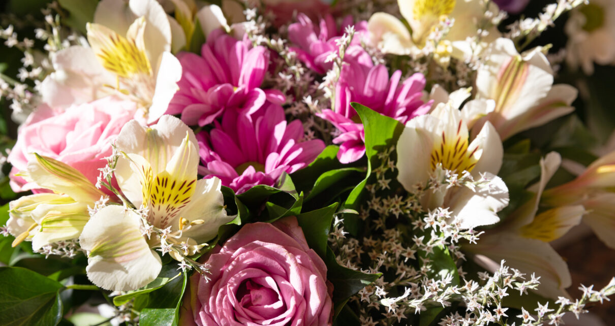 Na tym obrazku widzimy radosny kolorowy bukiet kwiatów, który idealnie pasuje do jubileuszu 70 urodzin, emanując radością i energią. Kwiaty o różnych odcieniach tworzą harmonijną kompozycję, dodając wyjątkowego uroku temu jubileuszowemu wydarzeniu. Ten barwny bukiet jest doskonałym prezentem, który przypomina o radości i pięknie, jakie towarzyszą takiej ważnej okazji jak 70 urodziny