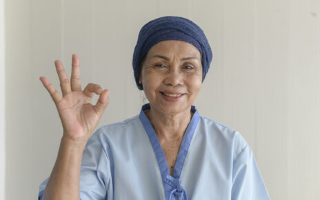 Na tym wzruszającym obrazku widzimy starszą kobietę, która walczy z rakiem, symbolizowanym przez chustkę na jej głowie, jednak mimo trudności, jej uśmiech jest niezłomny