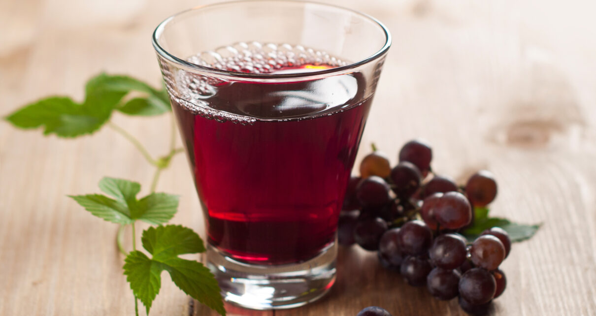 Obrazek przedstawia domowy sok z czarnych winogron, który ma głęboki, intensywny kolor i znajduje się w eleganckim szklanym dzbanku. Jego bogaty smak i naturalna słodycz są nieodłącznymi cechami tego napoju. Ten zdrowy eliksir jest pełen antyoksydantów i witamin, które mogą wspierać układ immunologiczny i ogólne zdrowie. Obecność domowego soku z czarnych winogron na obrazku zachęca do eksperymentowania z różnymi recepturami i cieszenia się tą aromatyczną i orzeźwiającą miksturą w domowym zaciszu