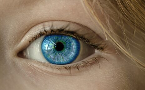 Kobieta po laserowej korekcie wzroku