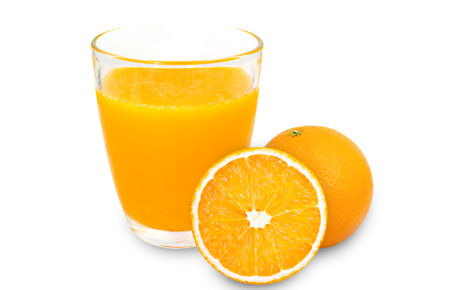 Obrazek przedstawia harmonijnie ułożone pomarańcze oraz szklankę ze świeżo wyciśniętym sokiem pomarańczowym, emanującym soczystym kolorem i naturalną świeżością. Sok wyciskany z dojrzałych pomarańczy prezentuje się apetycznie i kusi swoim intensywnym aromatem, idealnym na rozpoczęcie energetycznego dnia. Ta zdrowa i orzeźwiająca przekąska jest doskonałym źródłem witaminy C, która wspiera odporność i dodaje pozytywnej energii