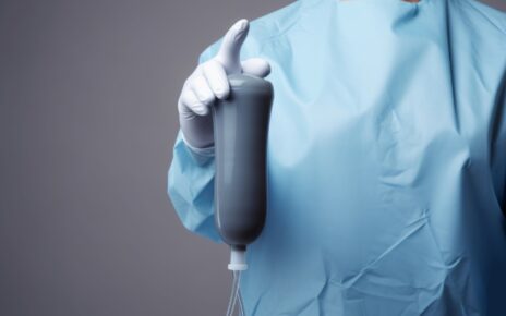 Lekarz, trzymający w rękach specjalny przyrząd do hydrokolonoterapii. To innowacyjna metoda oczyszczania jelita grubego