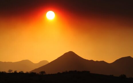 Słońce górujące nad górami afrykańskimi