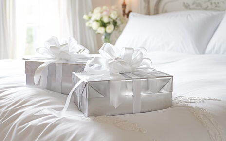 Zapakowane prezenty ślubne ułożone na łóżku