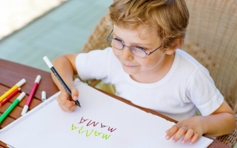 Chłopiec uczący się pisać literki