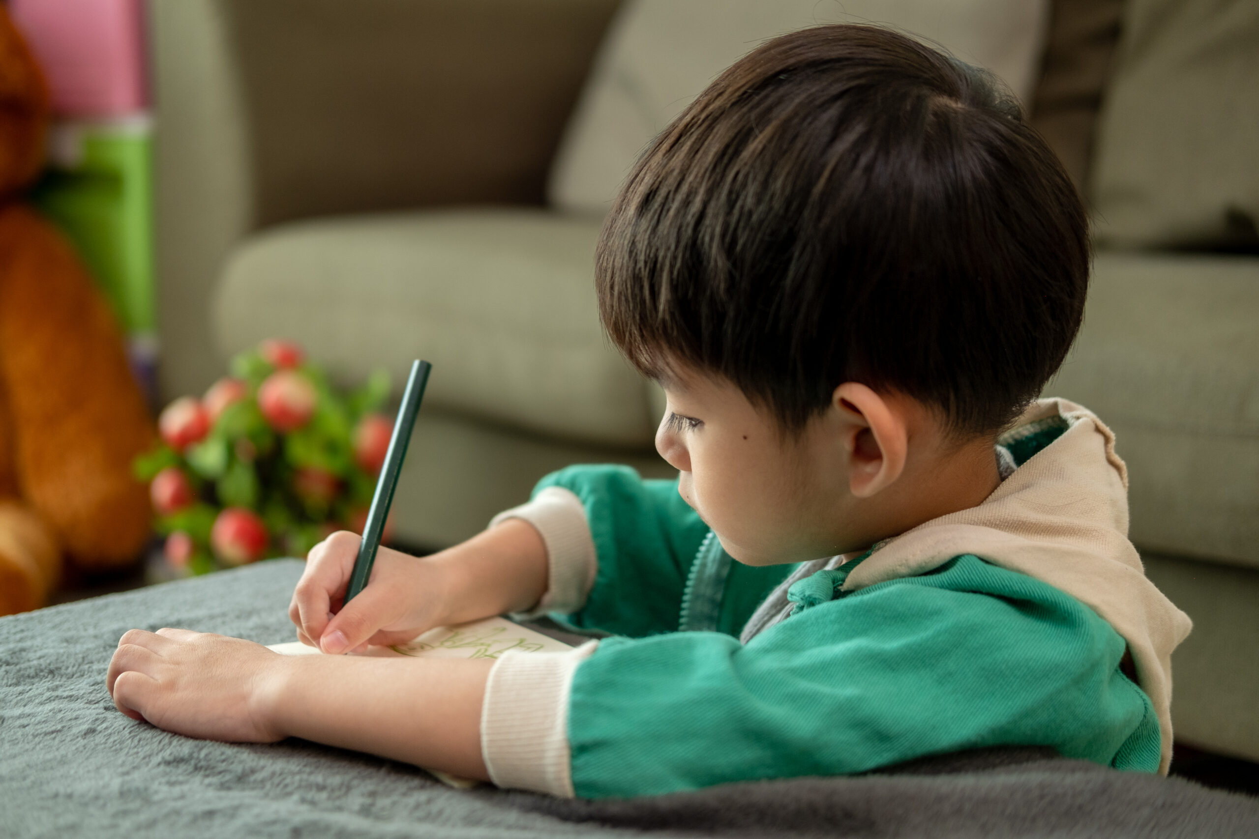 Chłopczyk uczący się pisać literki