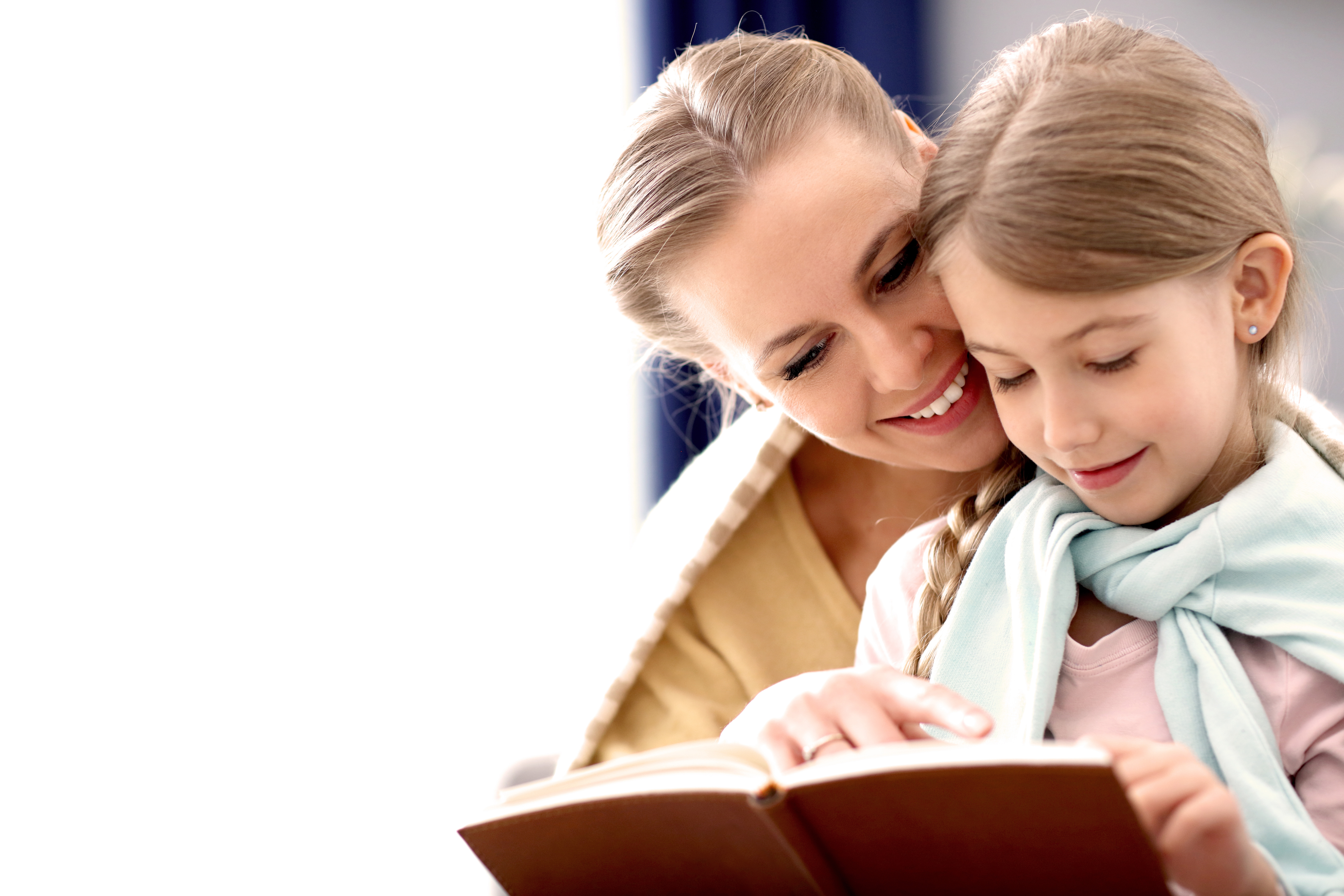 Mama ucząca dziecko czytania ze zrozumieniem